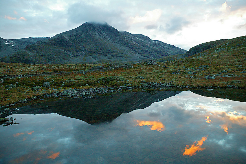 Høstmorgen ved et lite tjern like nedenfor Styggedalsbreen i Hurrungane mot Fannaråken (2068 moh.). Selve toppunktet ses imidlertid ikke.