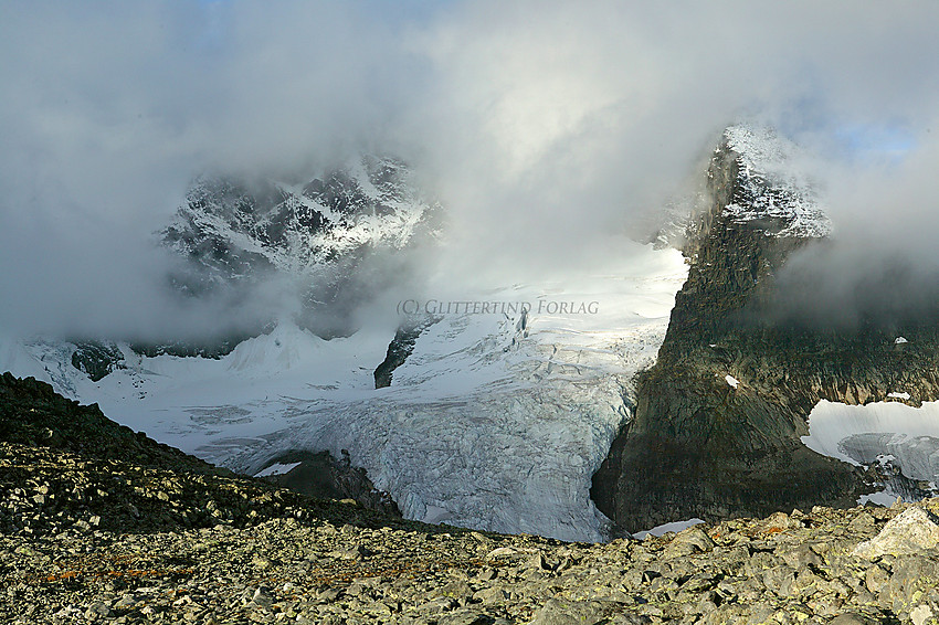 Tåka svever omkring Skagastølsryggen høyt over Styggedalsbreen. Bildet er tatt på ryggen mellom Styggedals- og Gjertvassbreen.