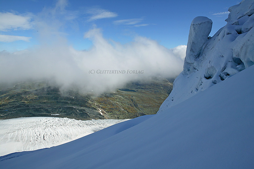 På Gjertvassbreen i Hurrungane med utsikt i nordlig retning, der bl.a. Fannaråken ligger gjemt i ei sky.