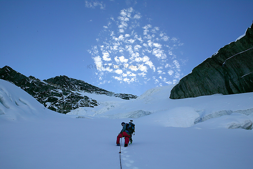 På vei opp den bratte Gjertvassbreen til Gjertvasskardet. I bakgrunnen troner Gjertvasstinden.