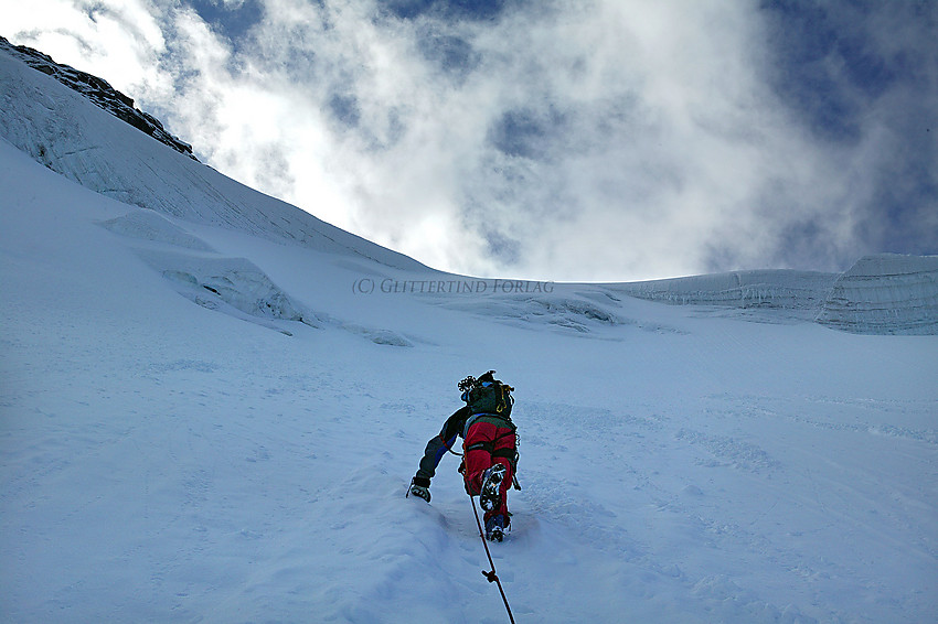 På vei opp den bratteste del av Gjertvassbreen mot Gjertvasskardet.