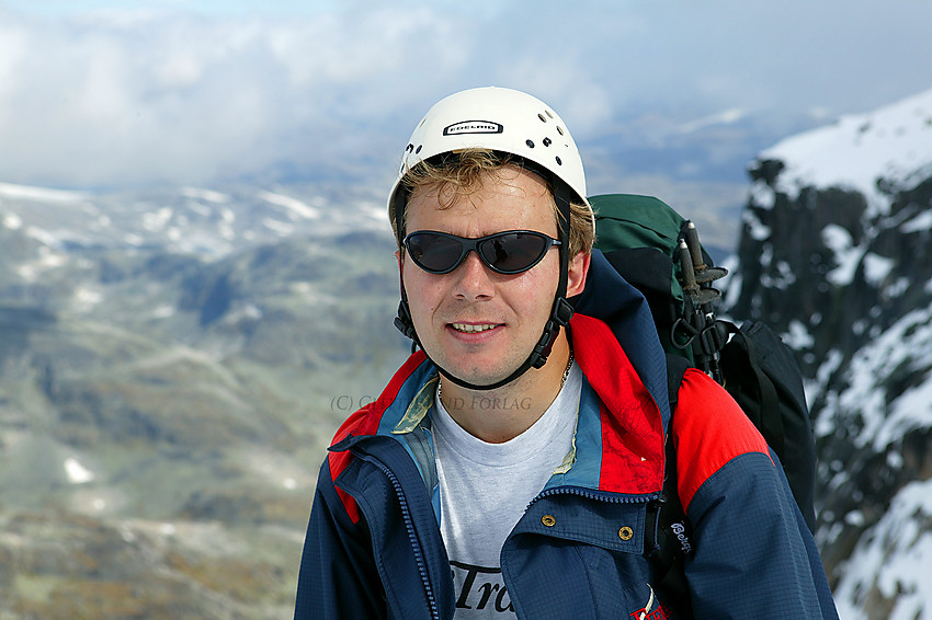 Portrett av en fornøyd brevandrer på Gjertvassbreen i Hurrungane. Gjertvasskardet er nesten nådd og Styggedalstindane er neste mål.