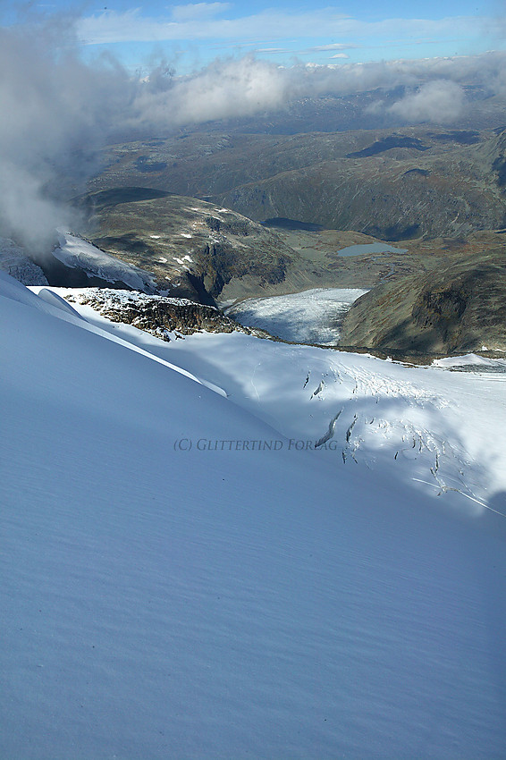 Utsikt fra "nesten oppe i Gjertvasskardet" nordvestover ned Gjertvassbreen, Styggedalsbreen og Helgedalen.