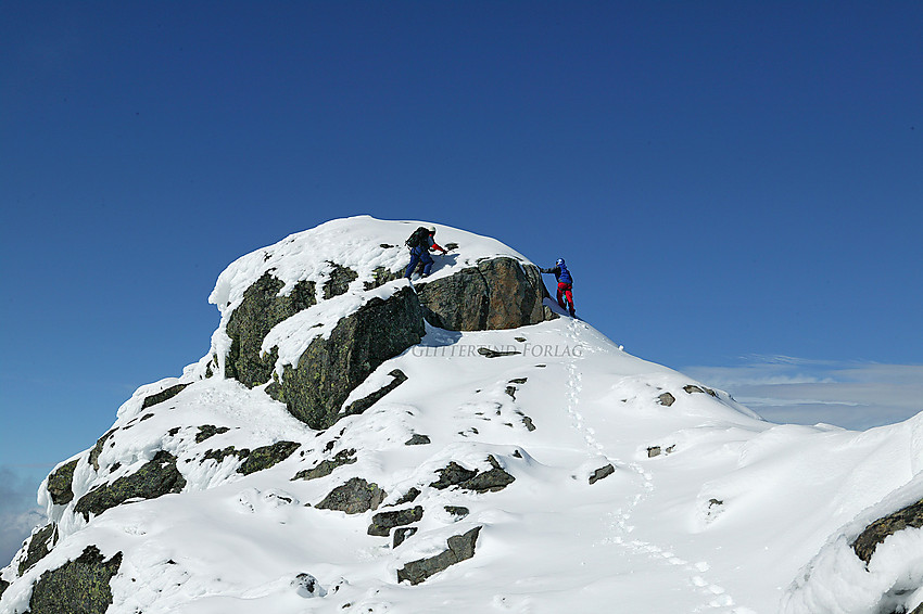 De siste skrittene til topps på en nysnødekt Store Styggedalstind (2387 moh.)