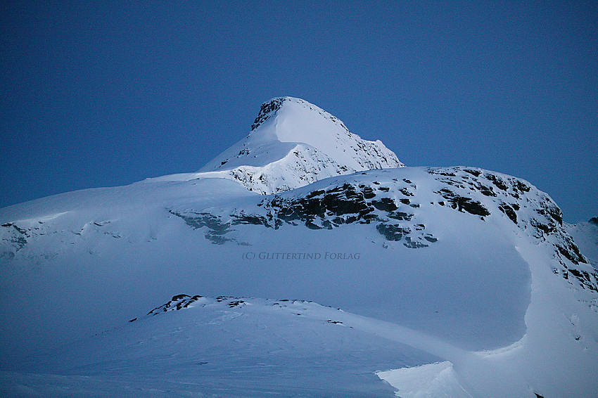 Rett øst for høyde 1982 moh. på vei til Gjertvasstinden (2351 moh.) en mainatt. Soloppgangen er ennå en stund unna, men demringen har så smått begynt. 