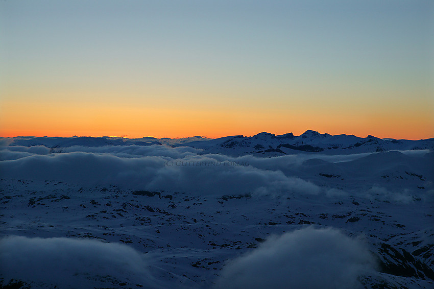 Utsikt fra oppunder Gjertvasstinden (2351 moh.) en maimorgen like før soloppgang, mot bl.a. Skardstinden (2373 moh.) og Galdhøpiggen (2469 moh.)