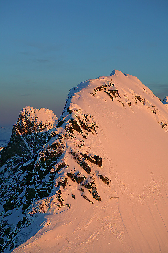 Utsikt fra Gjertvasstinden en tidlig maimorgen mot Store Styggedalstinden (2387 moh.) og Store Skagastølstinden (2405 moh.) - sistnevnte bak til venstre.