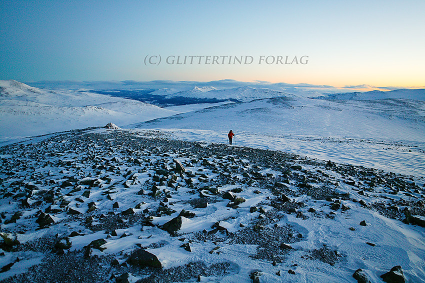 På vei mot toppen av Veslfjellet i grålysningen en tidlig januarmorgen.