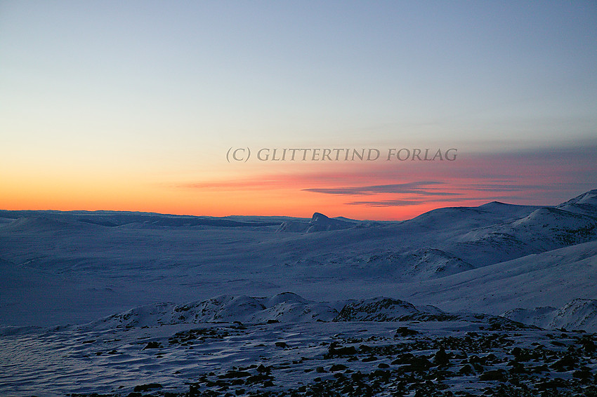 Morgenrøde i sør sett fra Veslfjellet en grytidlig januarmorgen. Sentralt i bildet ses Valdresflye med Bitihorn (1607 moh.) sin karakteristiske profil.