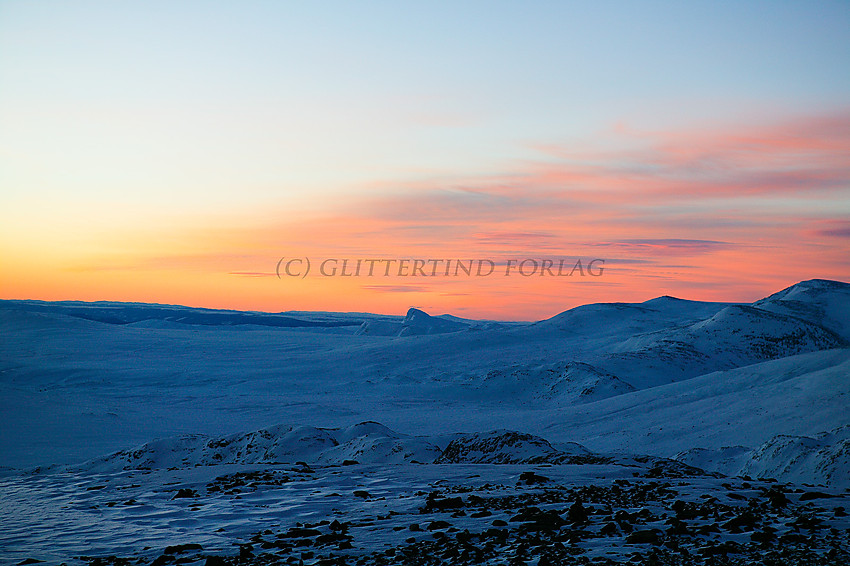 Morgengry på Veslfjellet en januarmorgen med utsikt sørover mot Valdresflye, Bitihorn og Rasletinden.