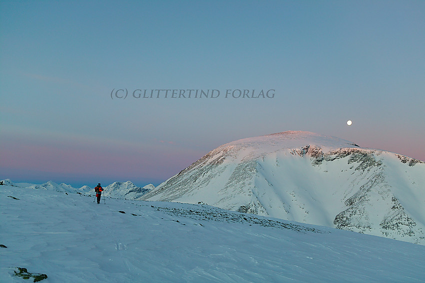 På vei over Veslfjellet mot Besseggen en grytidlig januarmorgen med Besshøe tronende i bakgrunnen.