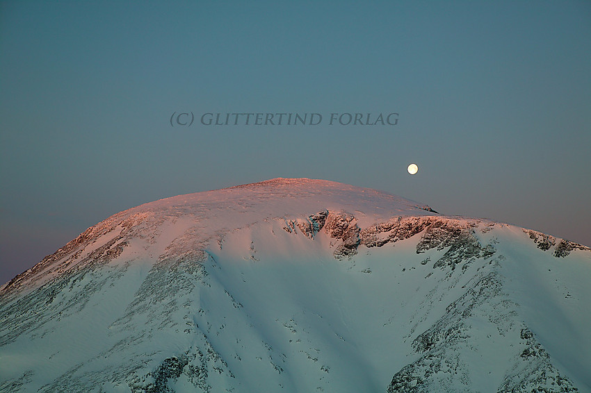 Besshøe sett fra Veslfjellet med telelinse en tidlig januarmorgen ved soloppgang.