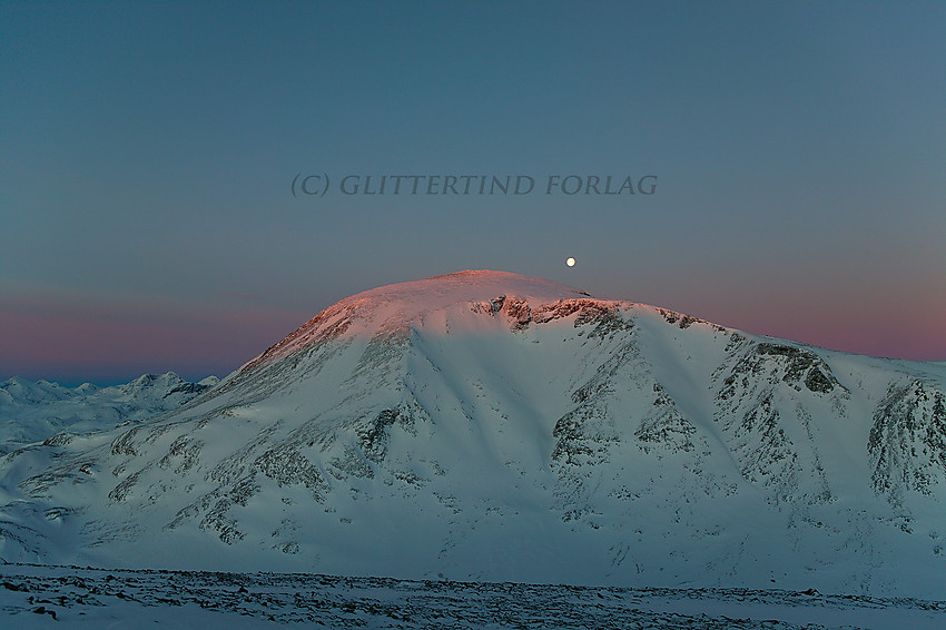 Fra Veslfjellet mot Besshøe ved soloppgang en tidlig januarmorgen.