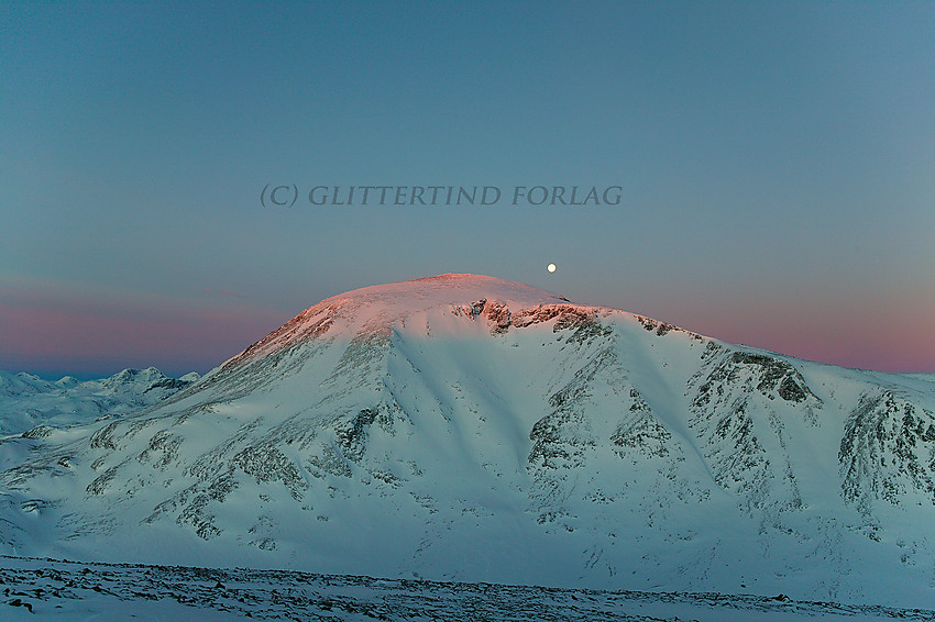 Fra Veslfjellet mot Besshøe ved soloppgang en januarmorgen.