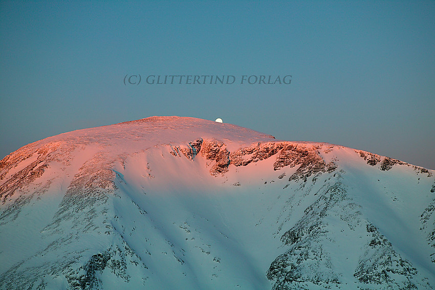 Med telelinse fra Veslfjellet mot Besshøe ved soloppgang en januarmorgen.