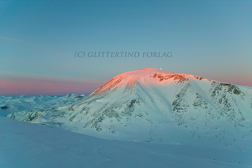 På vestenden av Veslfjellplatået en januarmorgen mot Besshøe og øvrige Jotunheimen med bl.a. Semeltinden bak til venstre.