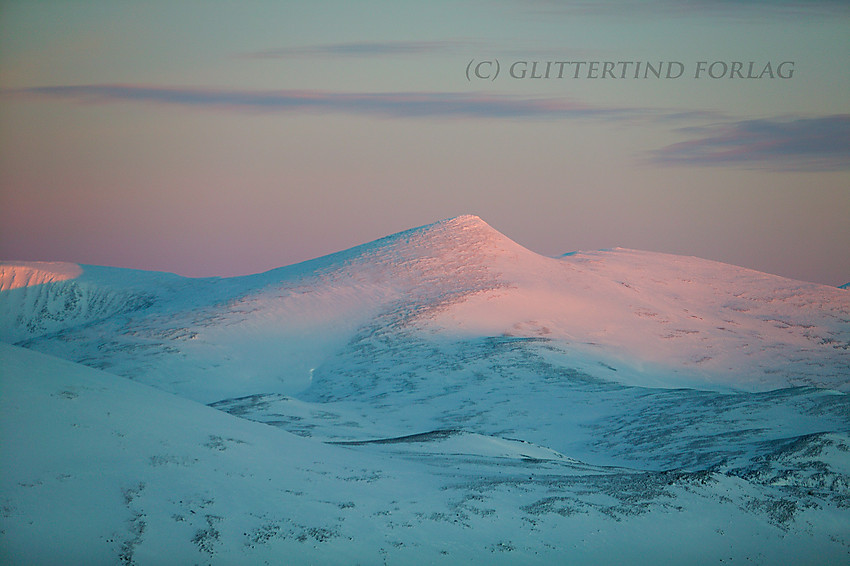 Fra Veslfjellet mot Nautgardstinden med telelinse en januarmorgen.