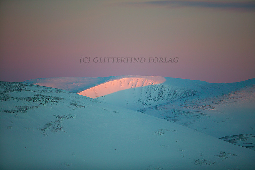 Fra Veslfjellet med telelinse mot Nautgardsoksle en januarmorgen.