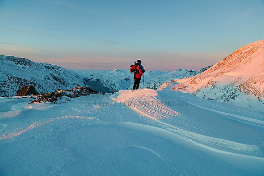 På vestenden av Veslfjellplatået en januarmorgen.