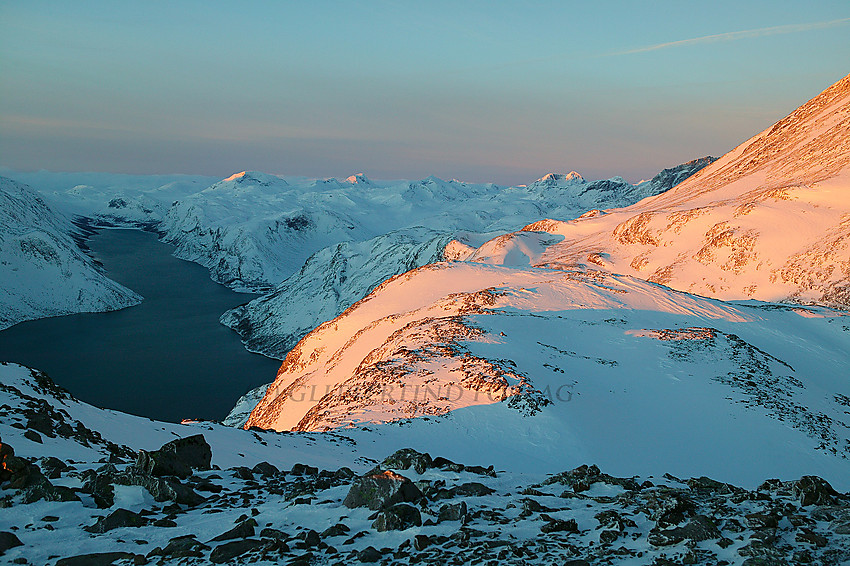 Veslfjellet er passert og vi nærmer oss Besseggen (bak haugen der fremme). Utsikten er fantastisk mot Gjende hvor isen ennå ikke har lagt seg til tross for at vi skriver januar.