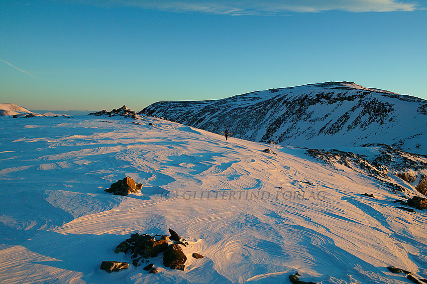 På vei ned fra Veslfjellet mot Besseggen. Vestenden på førstnevnte ses i bakgrunnen.