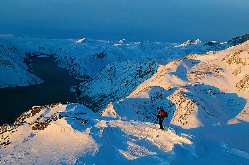 På vei ned Besseggen en januarmorgen med Gjende i bakgrunnen. Snøholstinden (2141 moh.) og Semeltinden (2236 moh.) er bl.a. toppene som har fått morgensola på seg inne i Jotunheimen.