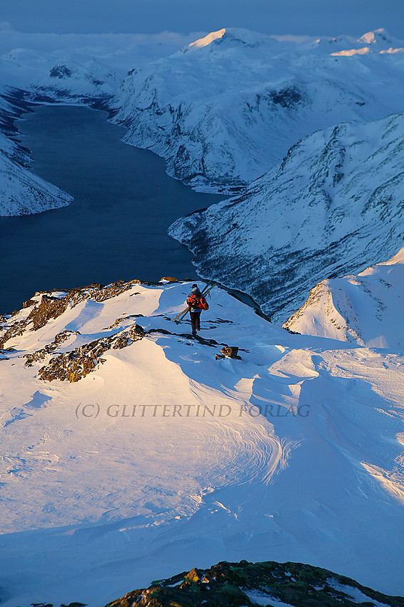 På toppen av Besseggen en vintermorgen med Gjende i bakgrunnen.