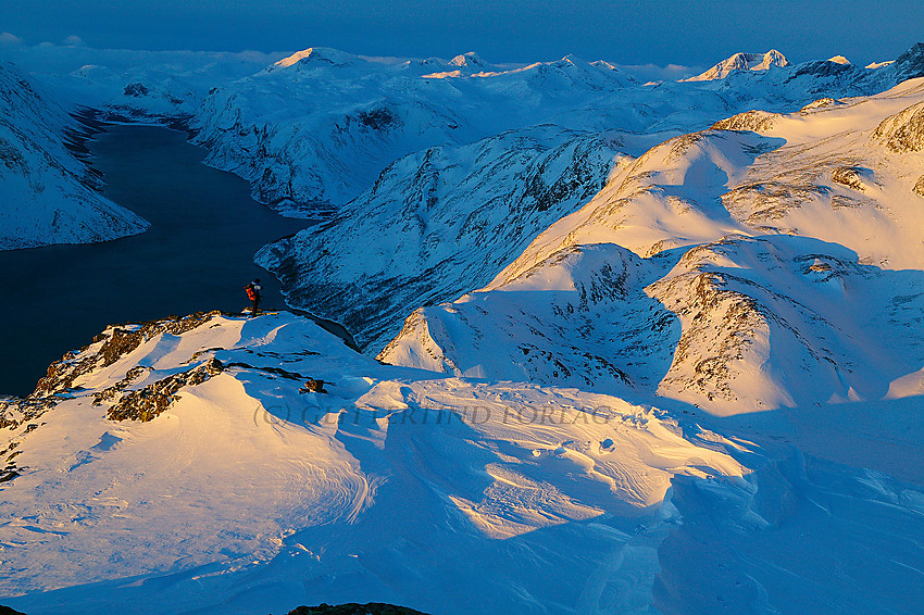 På vei ned Besseggen en magisk vintermorgen med Gjende og Sentraljotunheimens tinderekker i bakgrunnen.