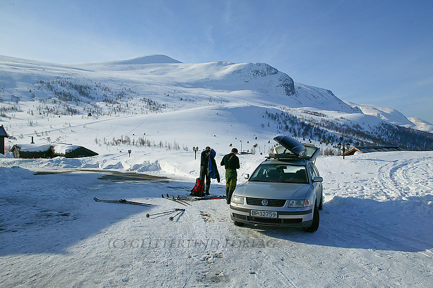 Ved Raubergstulen før en vintertur til Galdhøpiggen. Galdhøfjellet i bakgrunnen.