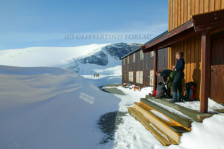 Varm pause i solveggen på Juvasshytta. Kjelhøe (2223 moh.) i bakgrunnen.