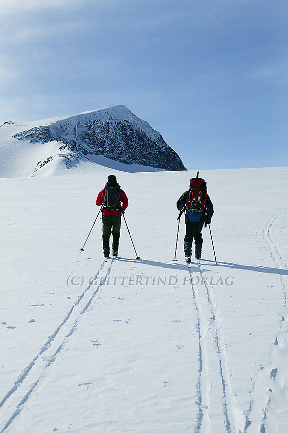 På vei over Styggebrean med Galdhøpiggen (2469 moh.) midt i mot.