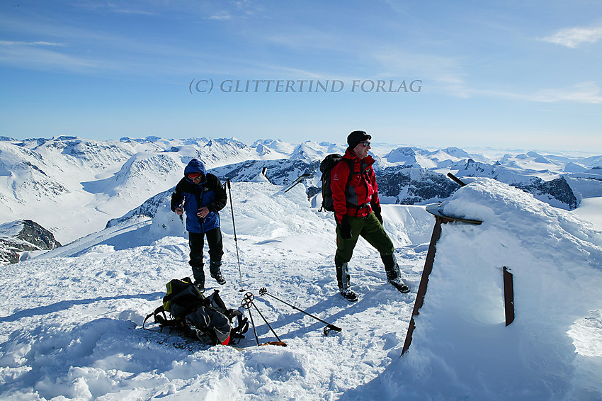 På toppen av Galdhøpiggen en gnistrende marsdag.