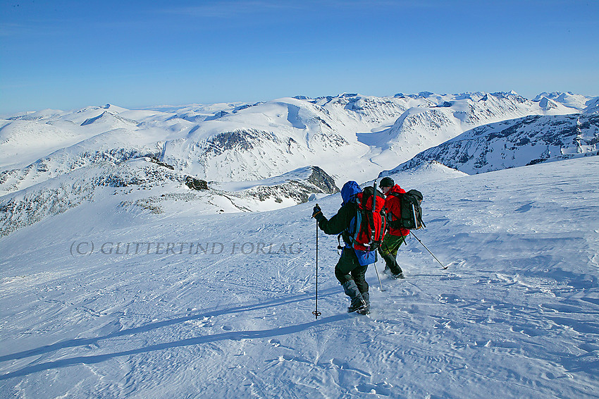 På vei ned fra Galdhøpiggen i øverste snøhenget oppunder toppen en flott vinterdag. Kuppelfjellet sentralt i bildet er Leirhøe (2330 moh.)