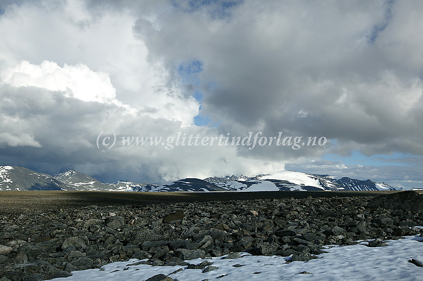 På mot Galdhøpiggen, over Juvflye, med utsikt østover mot bl.a. Ryggjehøe (2142 moh.) og Leirhøe (2330 moh.)