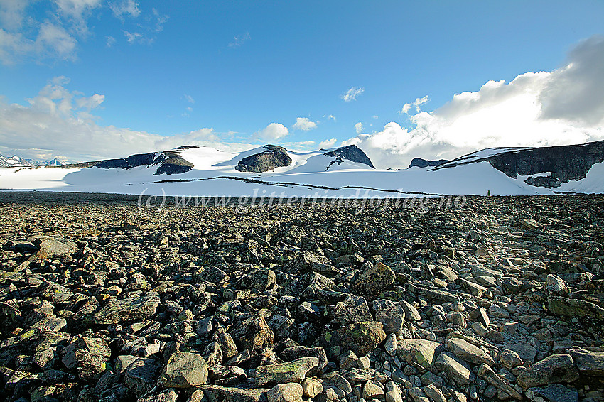 Fra Juvflye mot Styggebrean og Galdhøpiggen (2469 moh.). Til venstre for Galdhøpiggen ses Keilhaus topp (2355 moh.) og Svellnose (2272 moh.) mens Veslepiggen og Galdhøe ses til høyre i bildet.