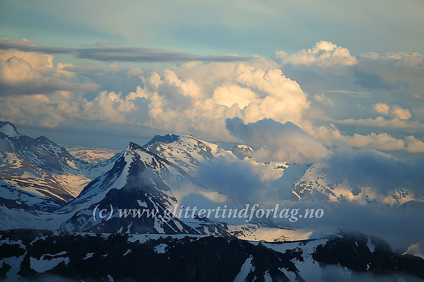 Utsikt i sørlig retning fra Galdhøpiggen en sommerkveld med Semeltinden (2236 moh.) og Slettmarkhøe (2190 moh.) sentralt.