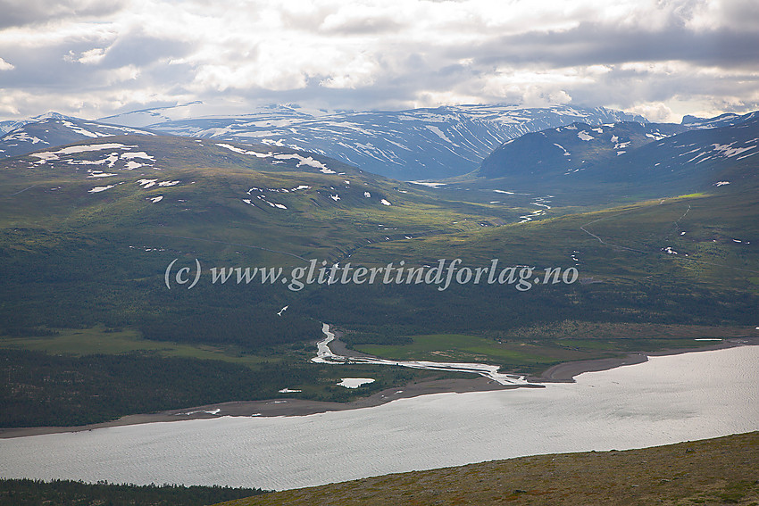 Utsikt vestover fra Trollhøe mot Smådalen. Inne i skylaget i bakgrunnen skjuler bl.a. Glittertinden og Trollsteinhøe seg.