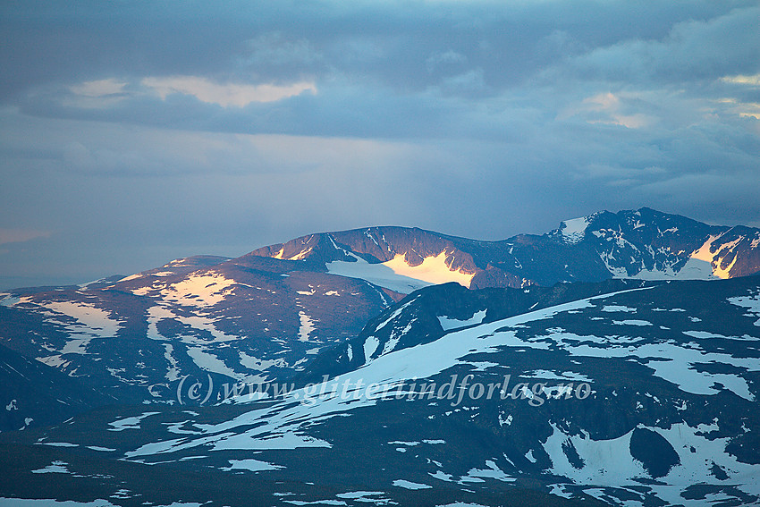 Oppunder Glittertinden ved soloppgang midtsommers med utsikt sørover i retning bl.a. Høgdebrotet (2226 moh.) og Tjønnholstinden (2330 moh.)