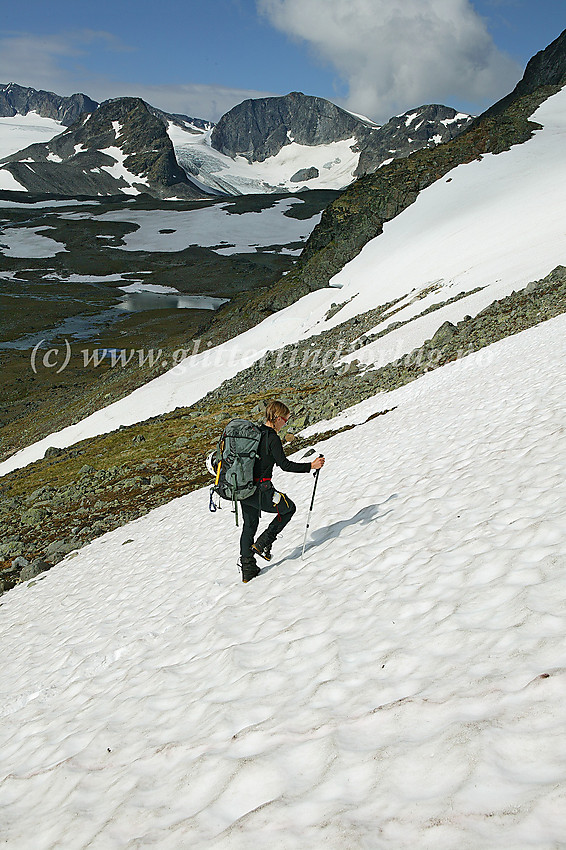 På vei fra Trollsteinkvelven mot Søre Trollsteinhøe. I bakgrunnen ses Grotbreahesten (2018 moh.) og Trollstein-Rundhøe (2170 moh.) spesielt godt.