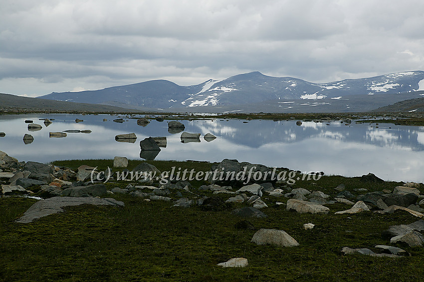 Stornubben (2174 moh.) speiler seg i et lite tjern i Trollsteinkvelven.