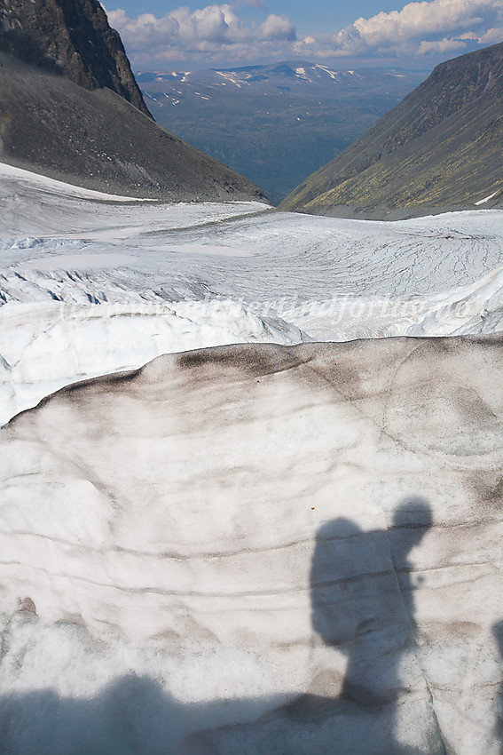 Brevandring på Storjuvbrean. I det fjerne ses Moldulhøe (2044 moh.)