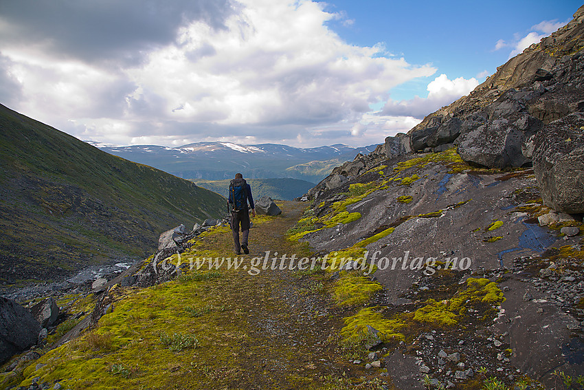 På vei fra Storjuvbrean langsetter Brånåvegen. I bakgrunnen ses Hesthøe (2021 moh.) til venstre og Moldulhøe (2044 moh.) til høyre.