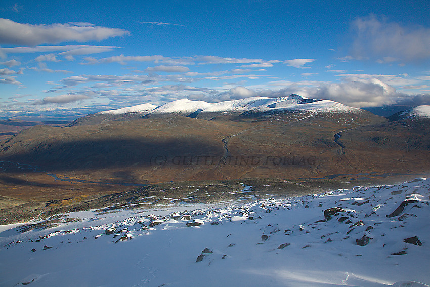 På vei opp mot Glittertinden fra øst en flott høstdag med utsikt mot bl.a. Stornubben (2174 moh.) og Nautgardstinden (2258 moh.)