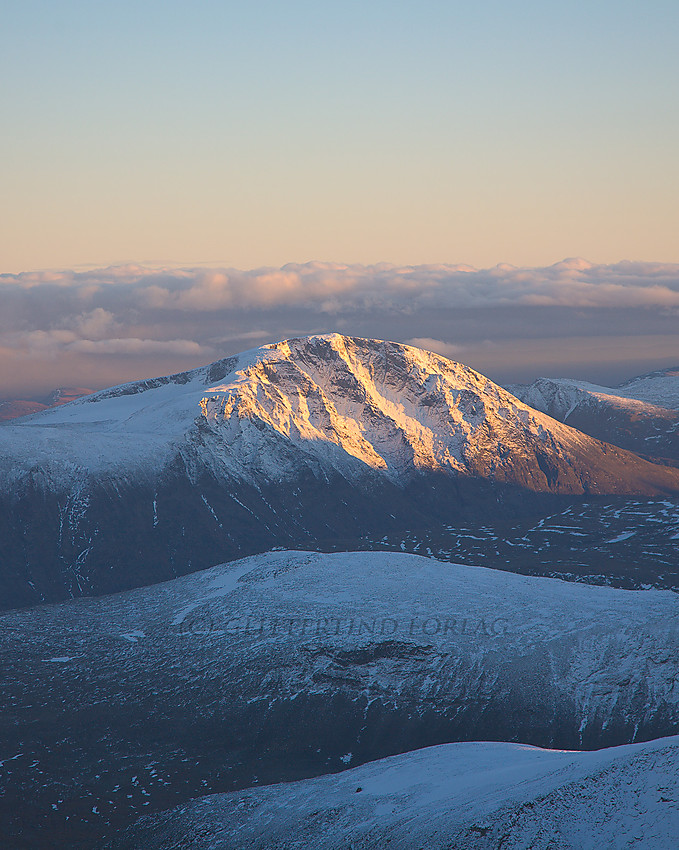 Besshøe (2258 moh.) sett fra Glittertinden en høstkveld. Styggehøe (1882 moh.) ses i forgrunnen.