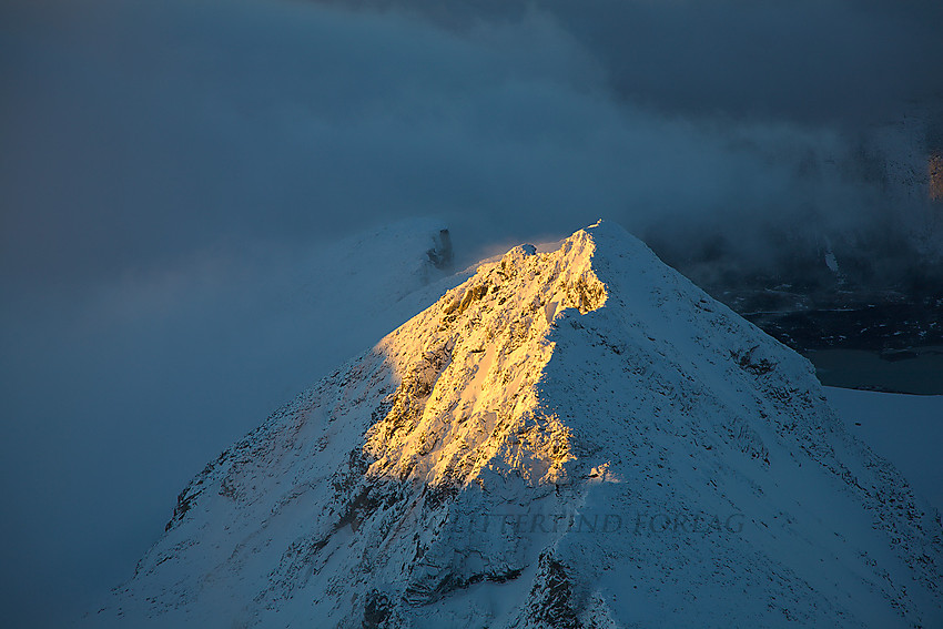 Trollsteineggje sett fra Glittertinden kort tid før solnedang.