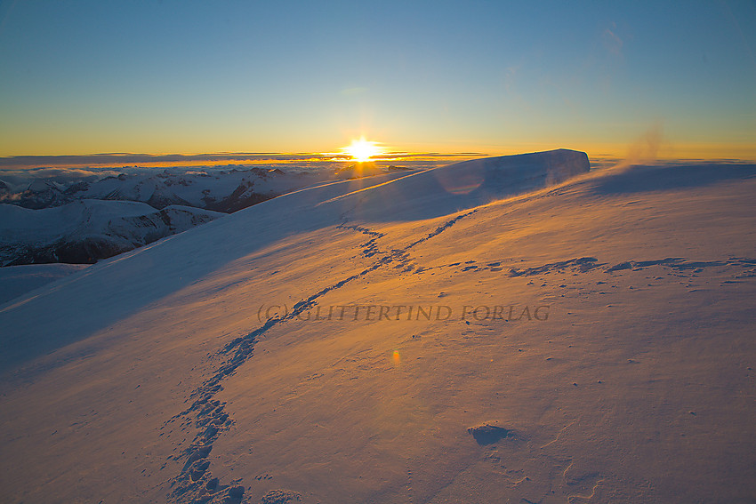 På toppen av Glittertinden en høstkveld ved solnedgang med utsikt vestover.