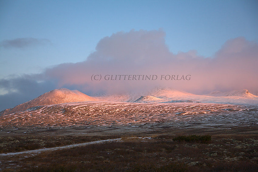 Like ved parkeringsplassen nær Spranghaugen i Rondane en tidlig høstmorgen mot Smiubelgen med fra venstre Smiukampen, Ljosåbelgen og Steet.