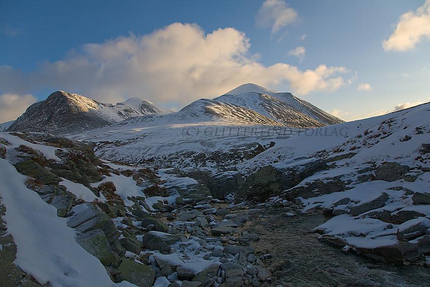 Kaldbekken krysses like ovenfor Jutulhogget en vakker høstdag. I bakgrunnen ses Svartnuten, Vinjeronden (2044 moh.) og Storronden (2138 moh.)