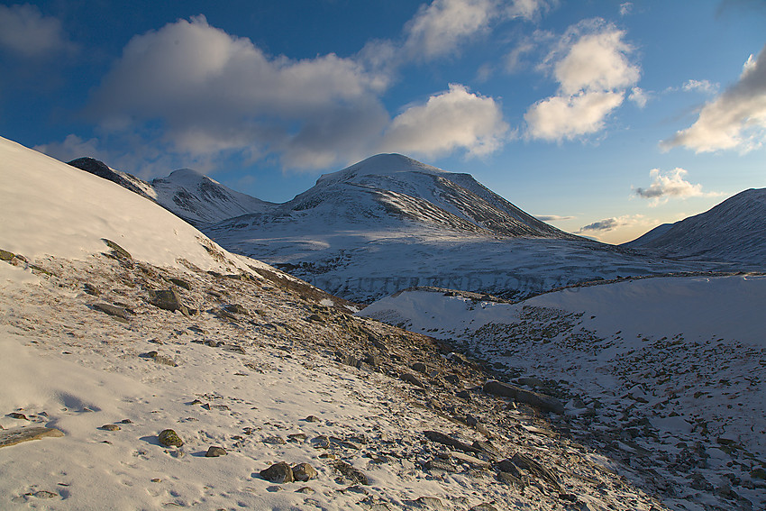 Markert bekkefar der Kaldbekken flyter, fotografert en høstdag. I bakgrunnen Vinjeronden (2044 moh.) og Storronden (2138 moh.)