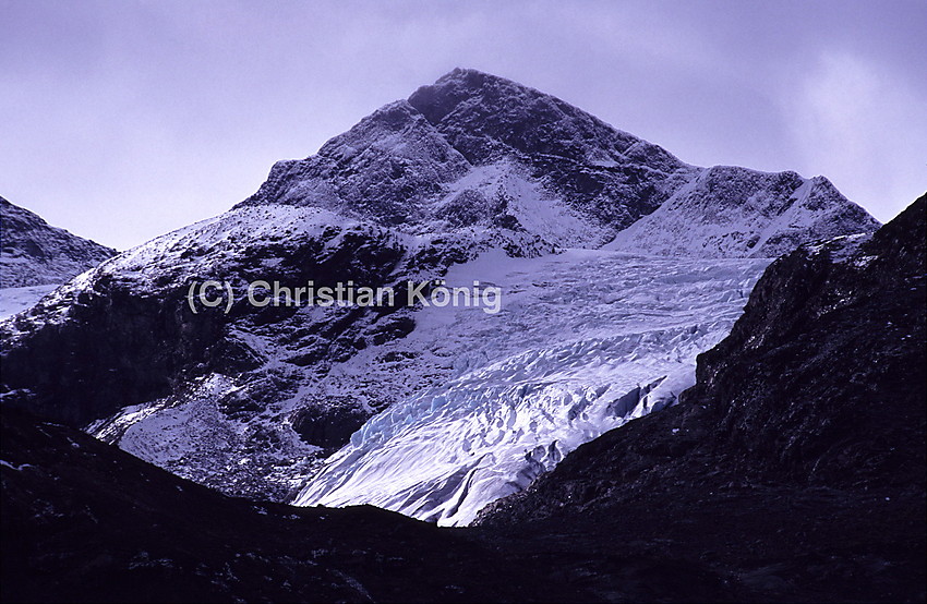 On the marked path to Storbrean whose northern part can be seen on the picture. The mountain behind is Store Smørstabbtind.